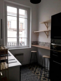 
                                                                                        Location
                                                                                         Appartement lumineux, salon orienté sud.