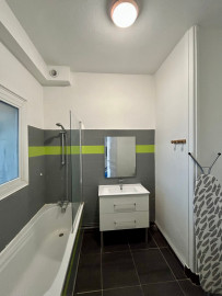 Location
Appartement meublé bien situé non loin du centre de Grenoble (loyer tout inclus)
