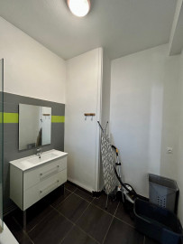 Location
Appartement meublé bien situé non loin du centre de Grenoble (loyer tout inclus)