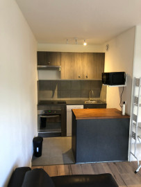 
                                                                                        Location
                                                                                         Appartement meublé et équipé avec jardin arboré (loyer tout inclus)