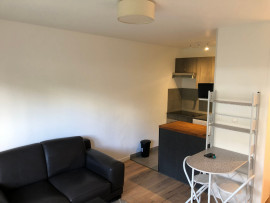 
                                                                                        Location
                                                                                         Appartement meublé et équipé avec jardin arboré (loyer tout inclus)