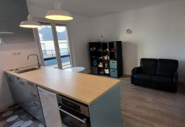 
                                                                                        Location
                                                                                         Appartement meublé fraîchement rénové près des puc