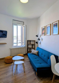 
                                                                                        Location
                                                                                         Appartement meublé, lumineux et entièrement rénové