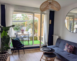 
                                                                                        Location
                                                                                         Appartement, plein centre avec petit jardin privé.