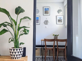 
                                                                                        Location
                                                                                         Appartement, plein centre avec petit jardin privé.