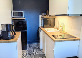 
                                                                                        Location
                                                                                         Appartement, plein centre avec petit jardin privé.