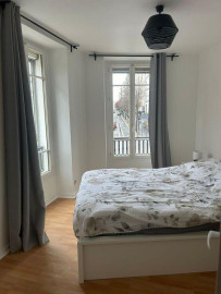 
                                                                                        Location
                                                                                         Appartement refait à neuf proche république