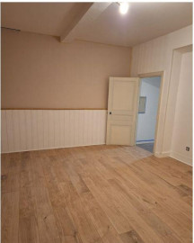 
                                                                                        Location
                                                                                         Appartement rénové centre ville d'Issoire