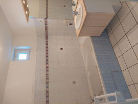 
                                                                                        Location
                                                                                         Appartement T 3 avec cave et garage