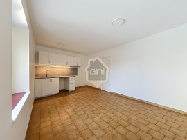 
                                                                                        Location
                                                                                         Appartement T3, cour privative non close