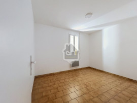 
                                                                                        Location
                                                                                         Appartement T3, cour privative non close