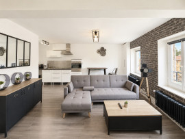 
                                                                                        Vente
                                                                                         Appartement T3 traversant et entièrement rénové en plein cœur de Soucieu-en-Jarrest