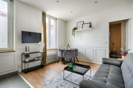 
                                                                                        Location
                                                                                         Appartement tout confort au charme Parisien.