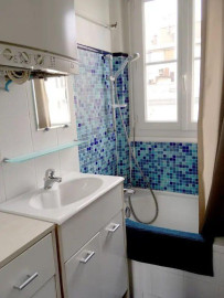 
                                                                                        Location
                                                                                         Appartement traversant et bien sécurisée