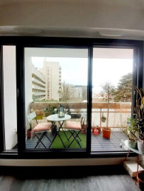 
                                                                                        Location
                                                                                         Appartement très limineux, refait à neuf
