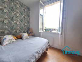 
                                                                                        Vente
                                                                                         Au calme rue de Versailles : 4/5 pièces plein de charme.