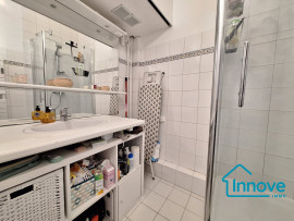 
                                                                                        Vente
                                                                                         Au calme rue de Versailles : 4/5 pièces plein de charme.