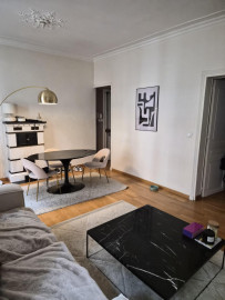 
                                                                                        Vente
                                                                                         Auteuil - 2 pièces traversant