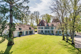 
                                                                                        Vente
                                                                                         AUVERGNE ELEGANT MANOIR du XVIII éme Meublé et décoré