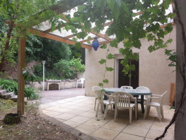 
                                                                                        Location
                                                                                         Avec terrasse et jardin