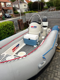 Bateau à moteur
Bateau pneumatique semi-rigide Valiant v520