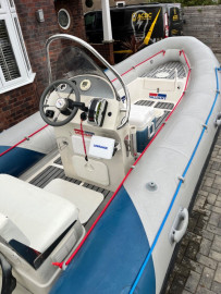 Bateau à moteur
Bateau pneumatique semi-rigide Valiant v520