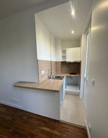 
                                                                                        Location
                                                                                         Beau 2 pièces de 33m² refait à neuf et lumineux
