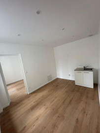 
                                                                                        Location
                                                                                         Beau 2P 22m² entièrement rénové Vue remarquable
