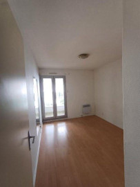 
                                                                                        Location
                                                                                         Beau 2P 47m² vide + cave Jaude