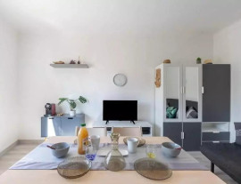 
                                                                                        Location
                                                                                         Beau 2P entièrement rénové et meublé 33m² au calme