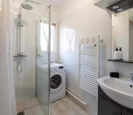 
                                                                                        Location
                                                                                         Beau 2P entièrement rénové et meublé 33m² au calme