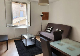 
                                                                                        Location
                                                                                         Beau 2P meublé 45m² en plein cœur de l'Ecusson