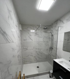 
                                                                                        Location
                                                                                         Beau 2P meublé 46m²  rénové avec balcon