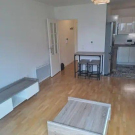 
                                                                                        Location
                                                                                         Beau 2P meublé de 45 m² avec balcon