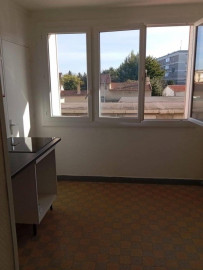 
                                                                                        Location
                                                                                         Beau 3P entièrement rénové de 57 m²