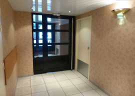 
                                                                                        Location
                                                                                         Beau studio, clair, parfait état. 22 m² à Clermont