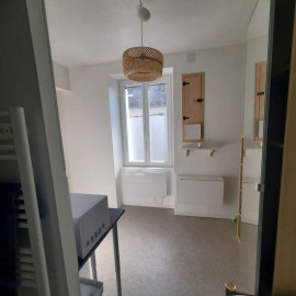
                                                                                        Location
                                                                                         Beau studio meublé 14m² proche Clemenceau