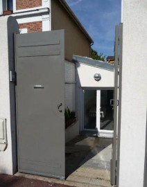 
                                                                                        Location
                                                                                         Beau studio meublé 17m² refait cour privative 13m²