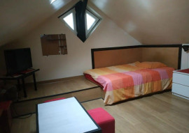 
                                                                                        Location
                                                                                         Beau studio meublé 25m² avec salle d'eau partagée