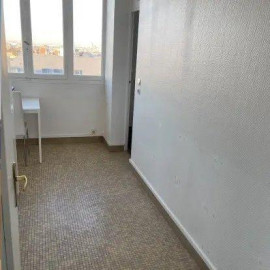 
                                                                                        Location
                                                                                         Beau studio meublé 32m² avec balcon