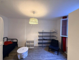 
                                                                                        Location
                                                                                         Beau studio meublé, très calme
