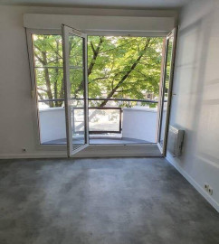 
                                                                                        Location
                                                                                         Beau studio rénové 26m²