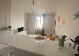 
                                                                                        Location
                                                                                         Beau T2 meublé 30m² Victoire sans vis à vis