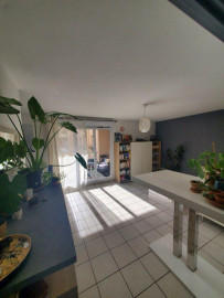 
                                                                                        Location
                                                                                         Beau T2 meublé et traversant 47m²