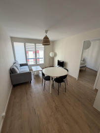 
                                                                                        Location
                                                                                         Beau T3 traversant en colocation, rénové et meublé