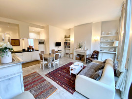Location
Beautiful Apartment with Balcony Close to La Madeleine Church (loyer tout inclus)
