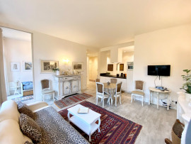 Location
Beautiful Apartment with Balcony Close to La Madeleine Church (loyer tout inclus)