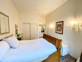 Location
Beautiful Apartment with Balcony Close to La Madeleine Church (loyer tout inclus)