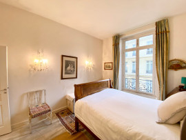 Location
Beautiful Apartment with Balcony Close to La Madeleine Church (loyer tout inclus)