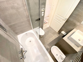 Location
Beautiful Apartment with Balcony Close to La Madeleine Church (loyer tout inclus)